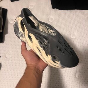 Yeezy Foam RNNRS MX Moon Grey